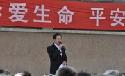 附小举行以“珍爱生命,平安校园”为主题的地震、消防逃生演练活动