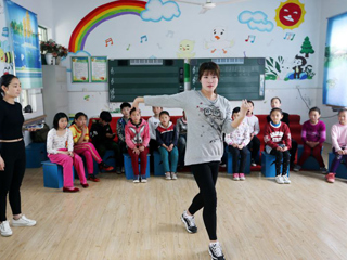 中国文明网(淮北)、淮北日报、淮北晨刊报道我校“小雨滴”志愿者义务支教关爱农村留守儿童