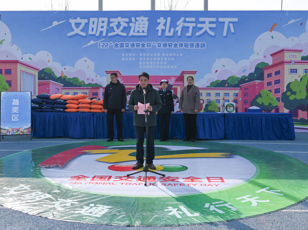 学校联合市公安局举办122“全国交通安全日”交通安全体验营活动