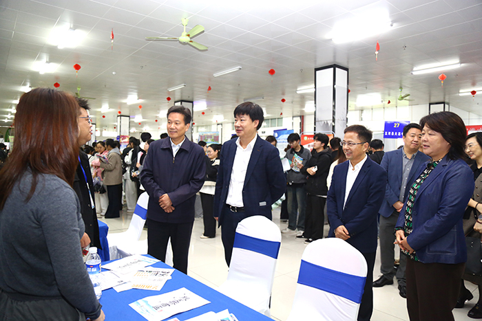 锚定供需适配 赋能协同共赢 学校以秋季校园双选会构建校地企协同就业新生态