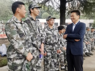 校领导看望慰问2025级军训师生
